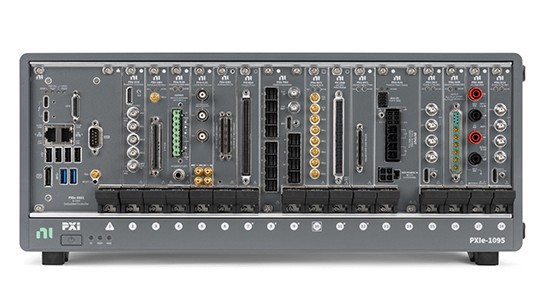 PXI-Chassis mit mehreren Testmodulen.