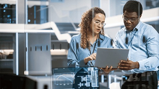 Ingenieur testet Elektronik im Labor.