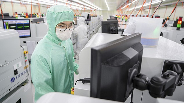 A FitTech operator working on high throughput testing for miniLED